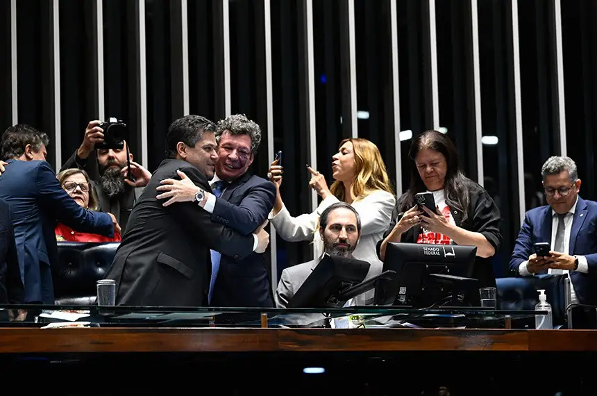 Autor da proposta de emenda à Constituição, o deputado Reginaldo Lopes abraça Davi Alcolumbre após a votação